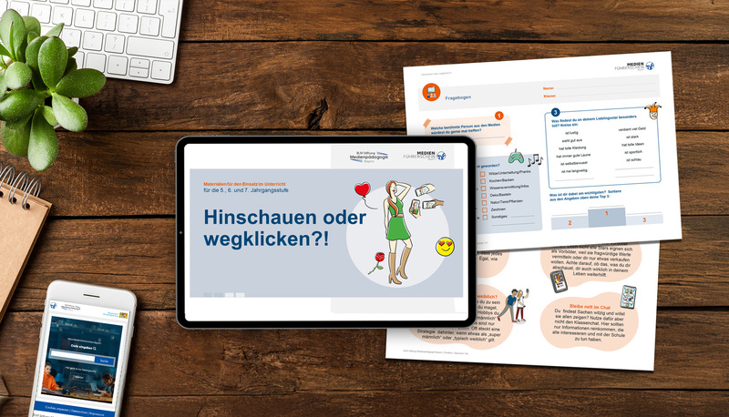 Schreibtisch mit einem Tablet und Unterrichstmaterialien